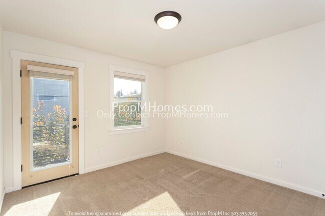 Building Photo - Enchanting 2-Bedroom Gem in SE Portland - End Unit!
