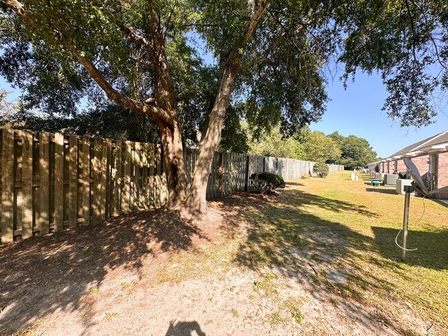 Building Photo - Comfortable and Convenient 3 Bedroom Townh...