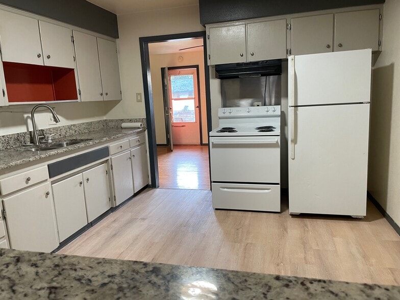 Building Photo - 3116 Skyview Ave