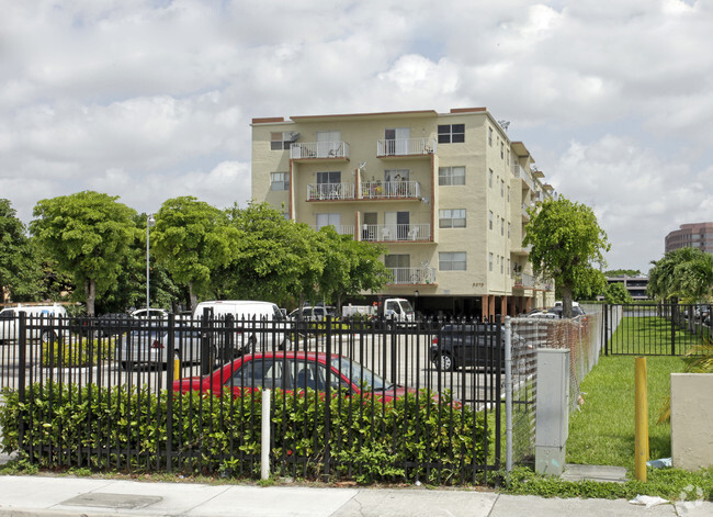 Building Photo - Blue Lake Apartments