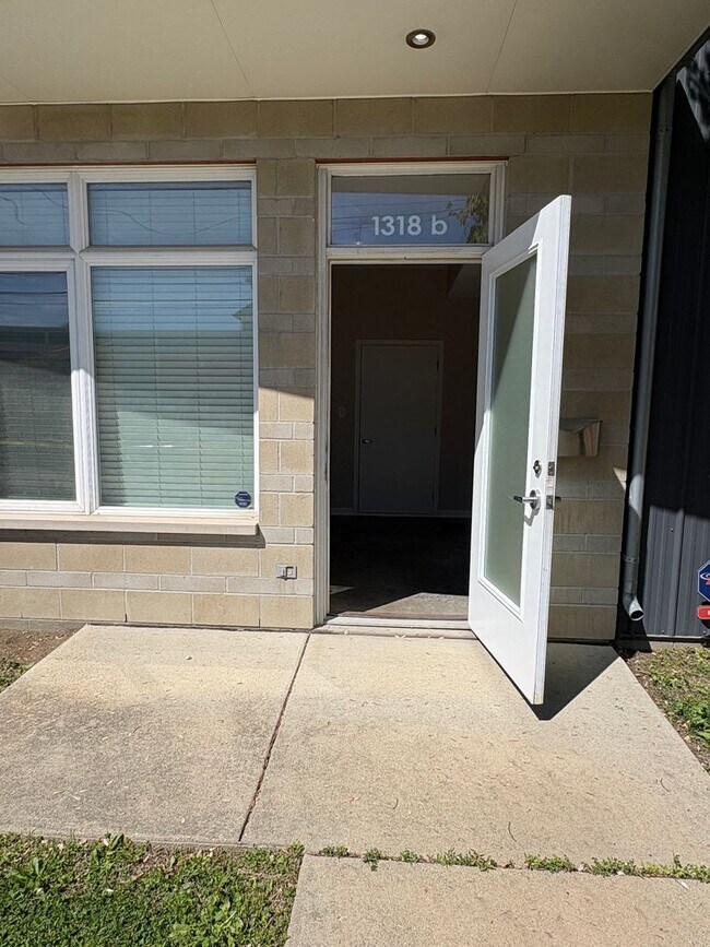 Building Photo - Beautiful 1 bedroom Modern Townhome