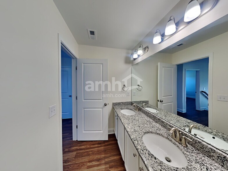 Building Photo - 2012 Bennett Dr