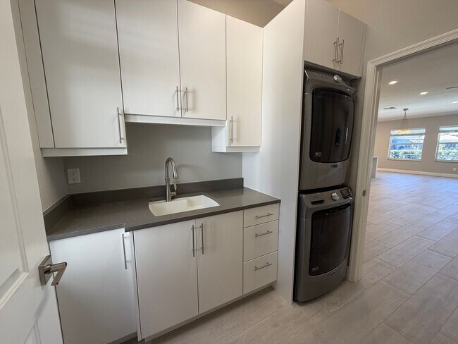 Building Photo - ANNUAL RENTAL - 3 BED / 2 BATH POOL HOME IN AUTUMN WOODS