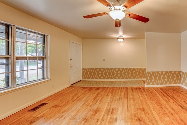 Building Photo - 3 BED 2 BATH! Schedule a tour today!