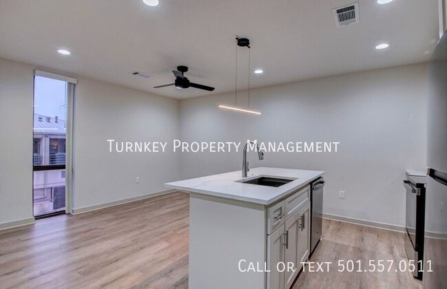 Building Photo - 915 North Street