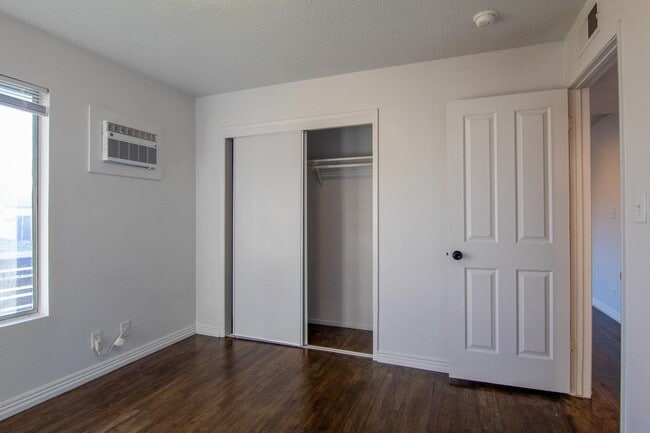 Building Photo - South Redding Duplex with Many Perks!