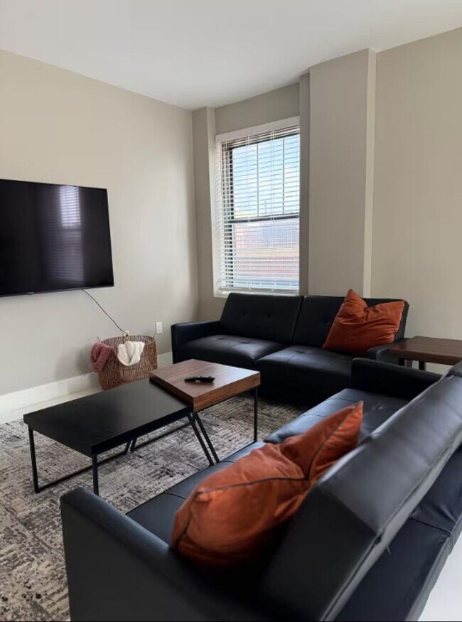 Building Photo - Beautiful Furnished 2-Bed, 2-Bath Condo in...