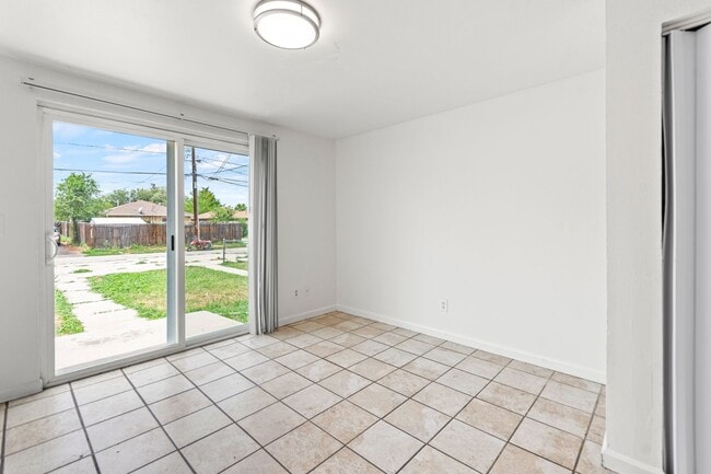 Building Photo - 2 Bedroom Townhome - Spacious!