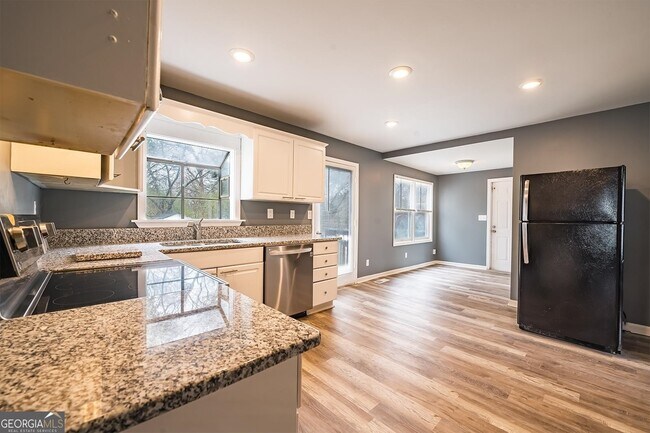 Building Photo - 8449 Fairview Dr