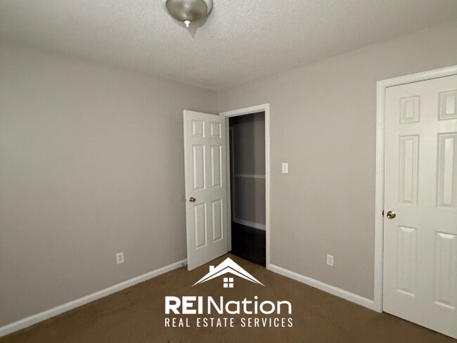 Building Photo - INCREDIBLE LAYOUT! 3BR/2BA Memphis Gem | Vaulted Ceilings & Soaking Tub | Deck & Fenced Yard!
