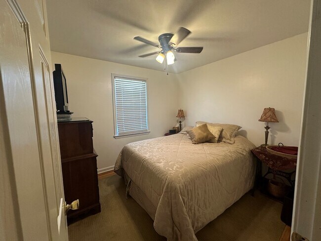 Building Photo - 204 Crest Dr