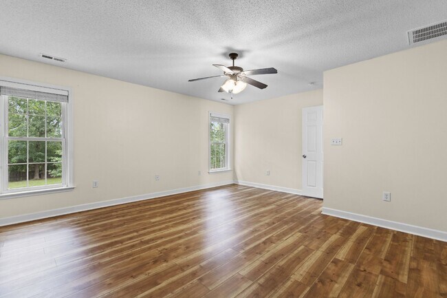 Building Photo - 4 Bedroom 2.5 Bathroom located in Creeks Edge