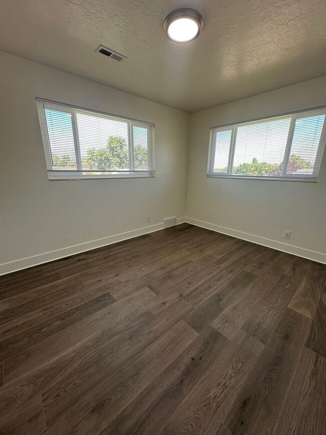 Building Photo - Modern 4-Bedroom South Ogden Home with 2 K...