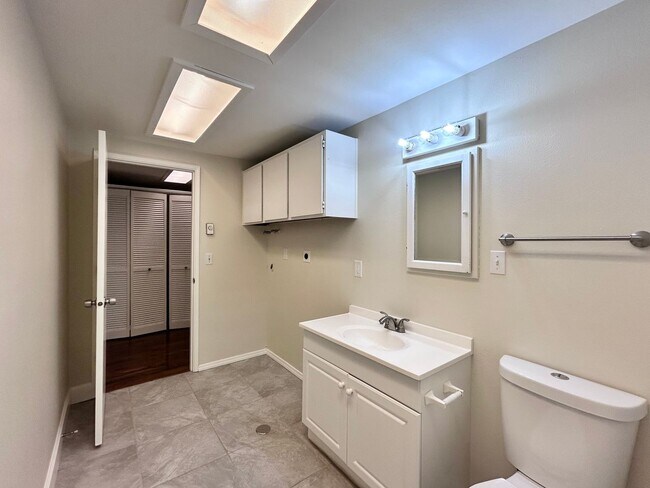 Building Photo - Large 3 Bed, 2 Bath, Sanctuary!