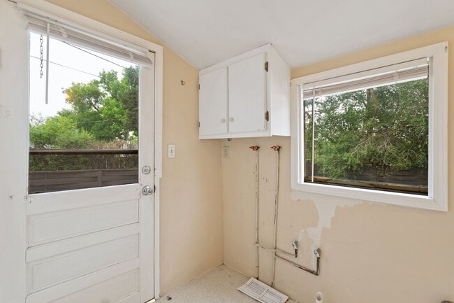 Building Photo - Centrally-Located Bungalow Available NOW!