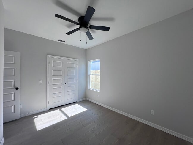 Building Photo - 2900 S Links Dr