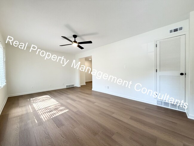 Building Photo - 4 Bed 2 Bath Prairie Village ranch style home!