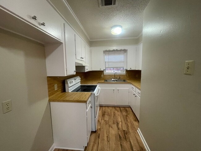 Building Photo - Don’t Miss Out! Move in Ready!