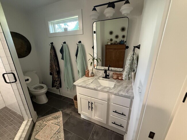 Building Photo - Secluced 800 Sq Ft 1-Bed Gem in Nashville’...
