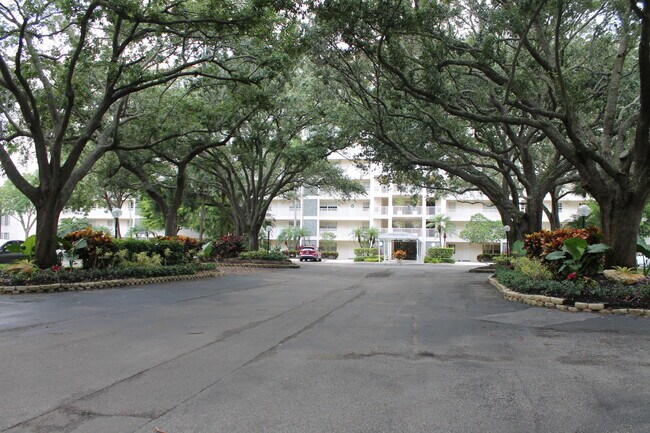 Building Photo - 3520 Oaks Way