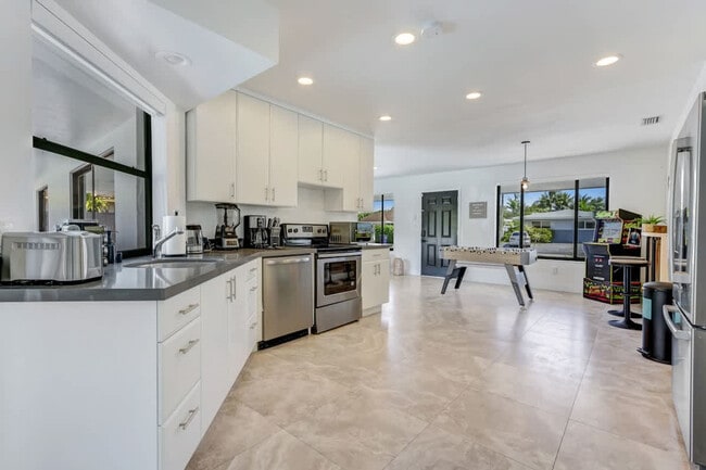 Building Photo - 2325 NE 195th St