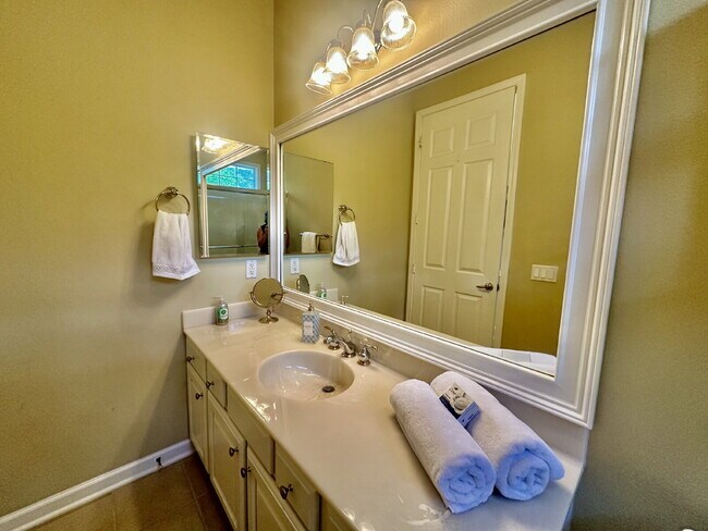 Building Photo - Spacious Beautifully Appointed Two Bedroom...