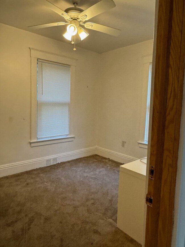 Building Photo - 841 E University Ave