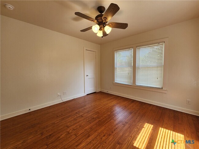 Building Photo - 588 S Castell Ave