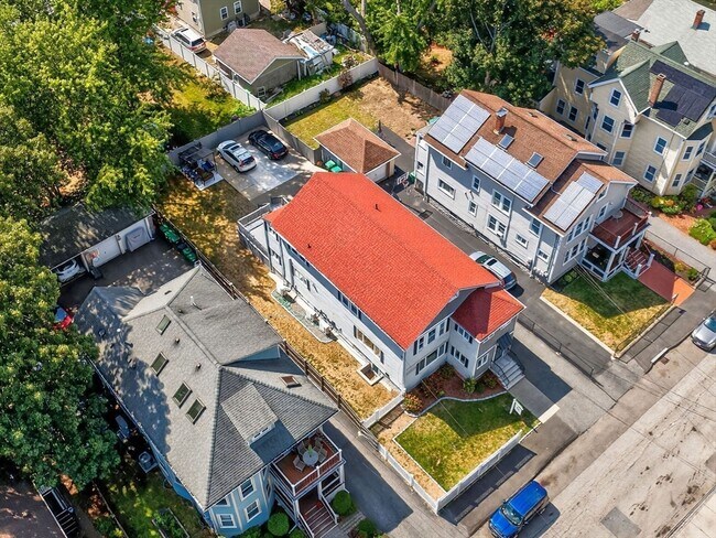 Building Photo - 111 Sharon St