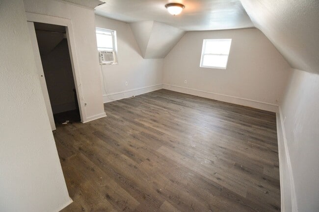 Building Photo - 403 4th Ave NW