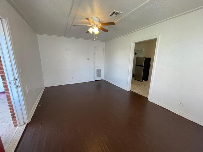 Building Photo - 1 BEDROOM 1 BATHROOM DUPLEX FOR LEASE