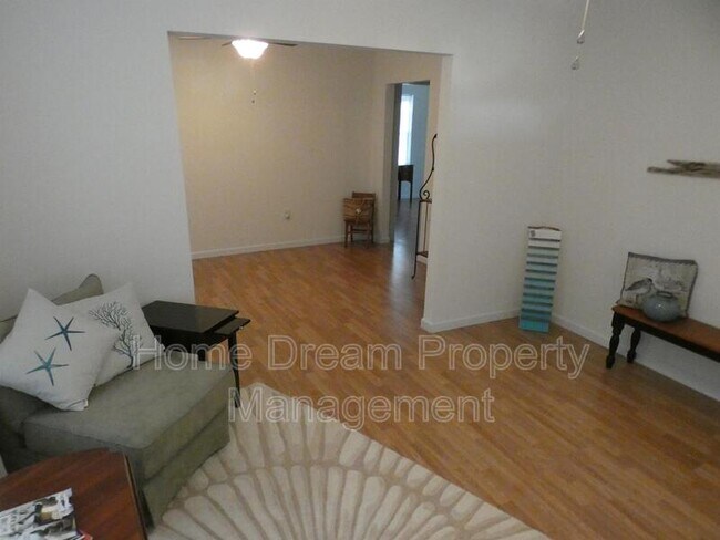 Building Photo - 930 Bryant Ave