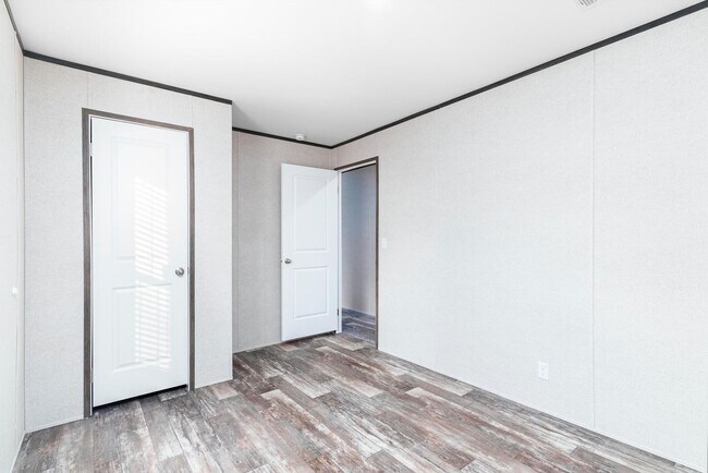 Building Photo - Huge 5 Bedroom 3 Bathroom Hastings Home Located w/ 1 Acre