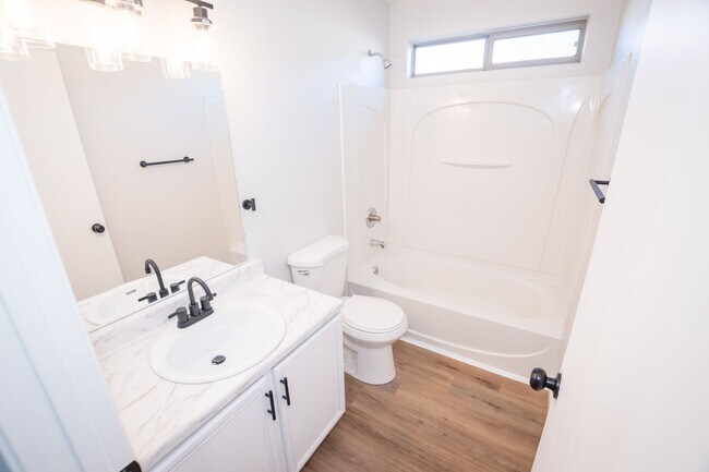 Building Photo - 4 Bedroom, 2 Bath, Split Floor Plan, 2 Car Garage, Central A/C