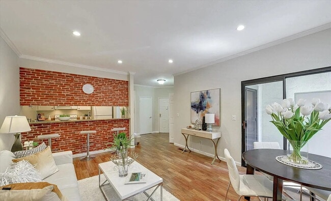 Building Photo - "Charming 1-Bedroom Retreat in Prime Santa Clara Location!"