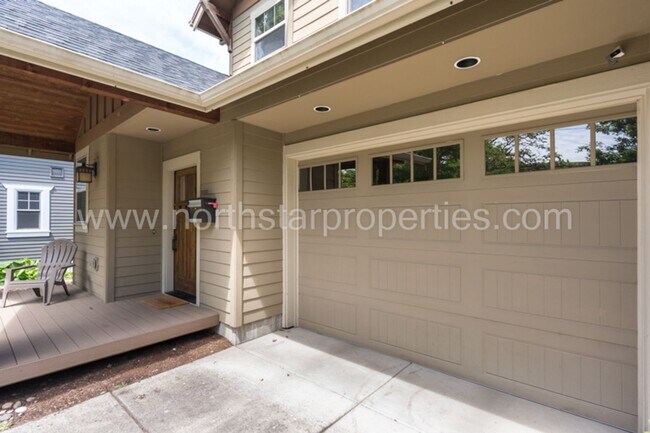 Building Photo - Charming SE Portland Craftsman