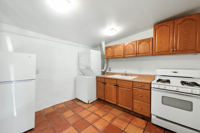 Building Photo - Quaint Studio in Prime Location