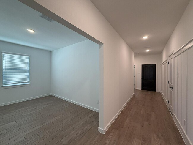 Building Photo - 4819 Legends Bay Dr