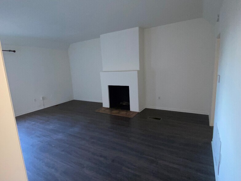 Building Photo - 8731 Holloway Dr