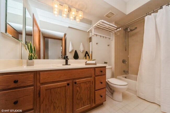 Building Photo - 5360 N Lowell Ave