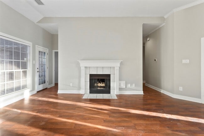 Building Photo - 1813 Oakwood Dr E