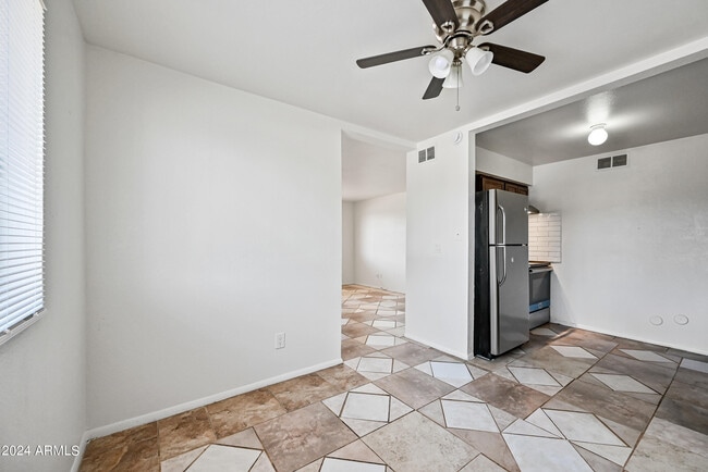 Building Photo - 35 N May