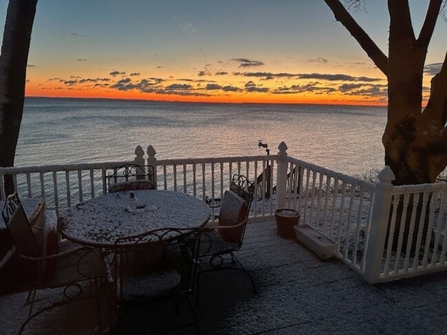 Building Photo - Gorgeous Water Front Home with Beach Access