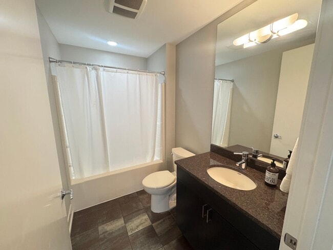 Building Photo - Three Bedroom - RiverHouse Condo!