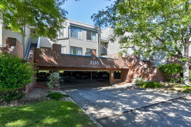 Building Photo - 2 Bedroom Condo in Great Location with Poo...