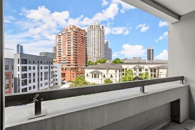 Building Photo - 3481 Lakeside Dr NE