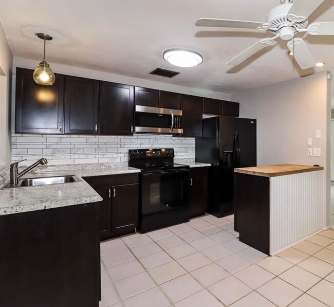 Building Photo - Beautiful 2/2 Available now!