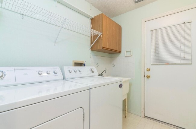 Building Photo - 3 Bedroom available in Daytona Beach