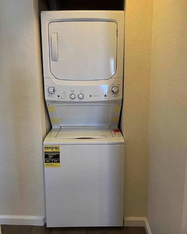 Building Photo - $2,900 - 2 Bedroom, 2 Bathroom Condo in the Heart of UTC La Jolla