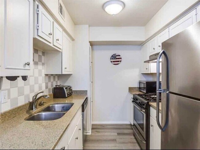 Building Photo - 505 W 7th St